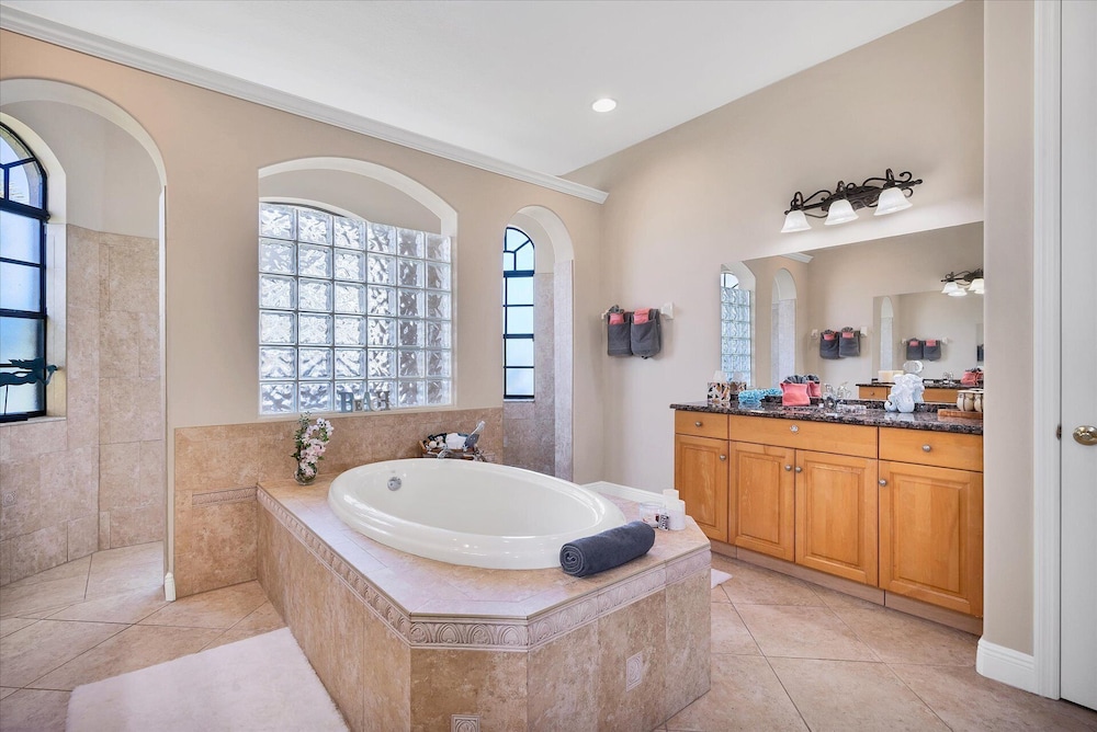 Obs119 - carbon neutral hotel in Cape Coral