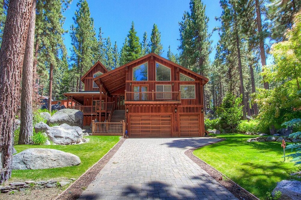Silver Rock Spectacular Skyland Home 5 Br cabin by RedAwning