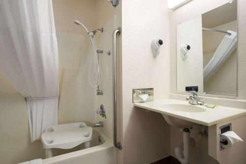 Super 8 by Wyndham Las Vegas - photo 25