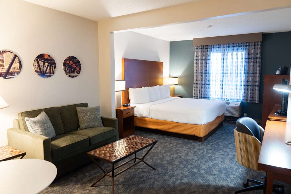 La Quinta Inn & Suites by Wyndham Bannockburn Deerfield - photo 31