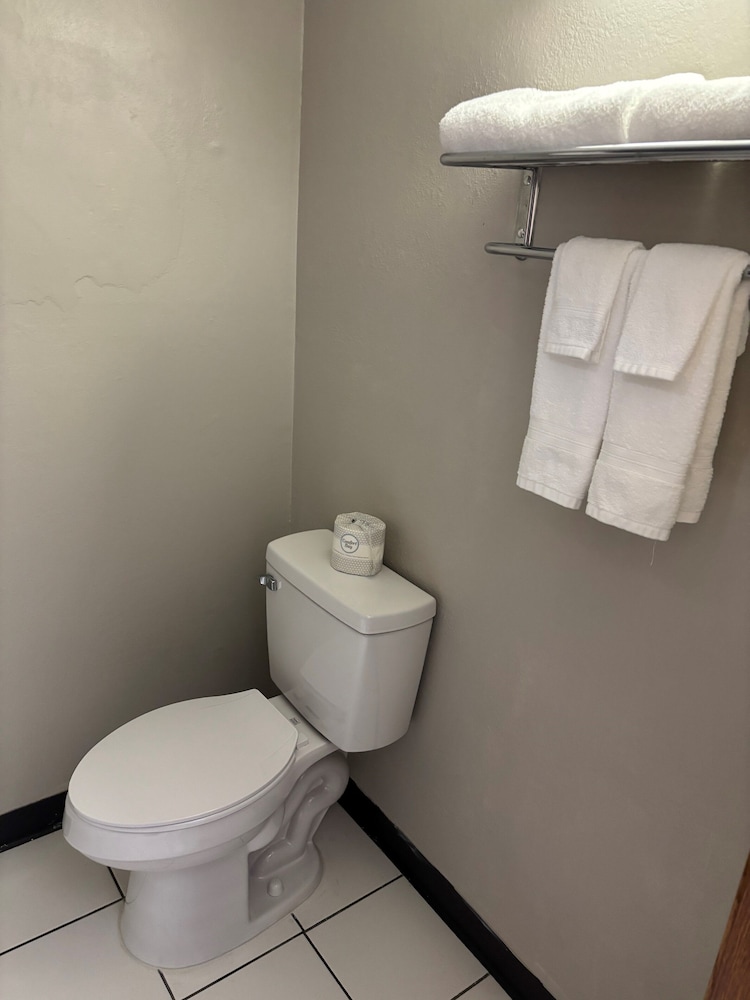 Days Inn by Wyndham West Branch Iowa City Area - photo 19