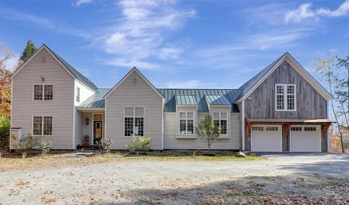 Panoramic Mountain Views with Hot Tub in Jamaica, United States