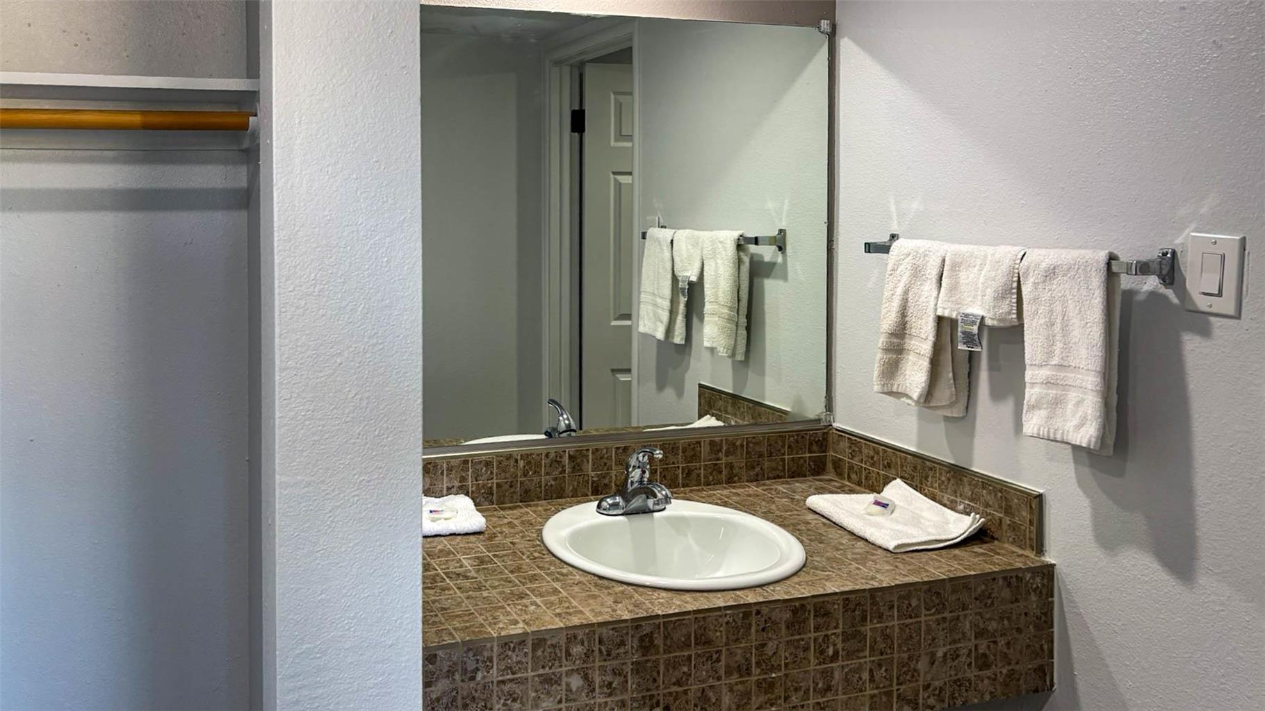 Villager Inn Selma - photo 20