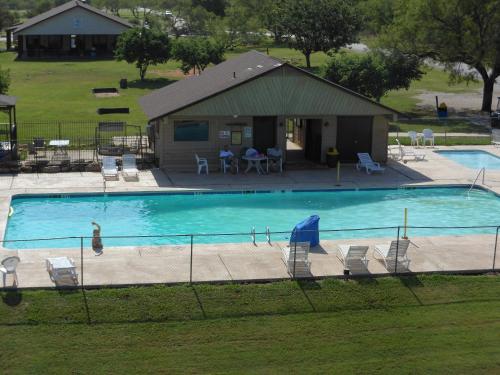 Bay Landing Camping Resort Deluxe Cabin 29 - photo 7
