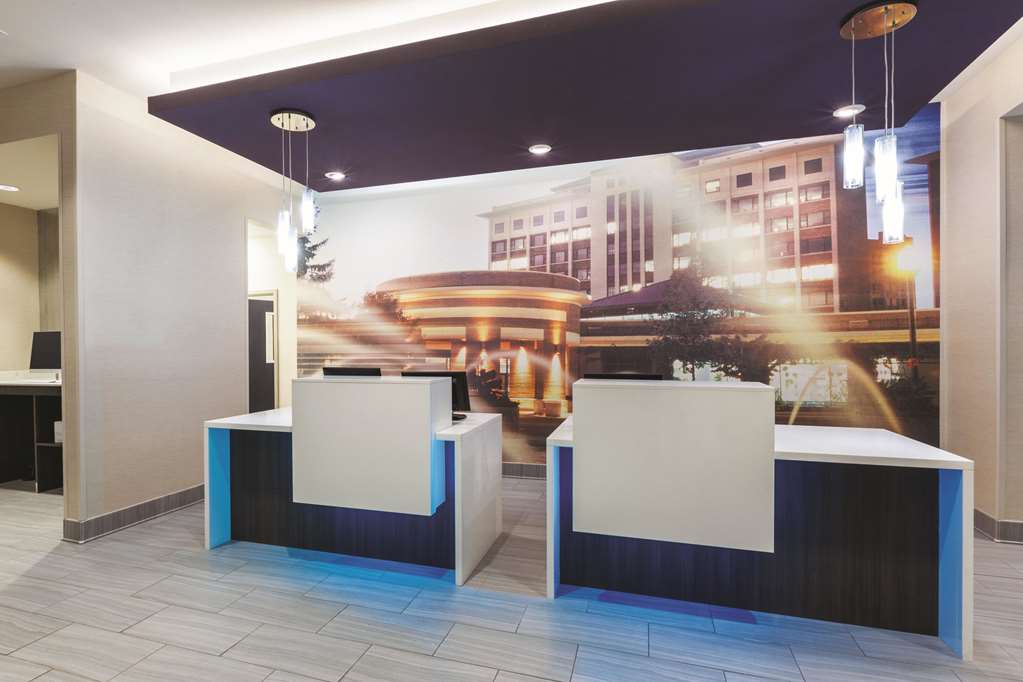 La Quinta Inn & Suites by Wyndham Terre Haute - photo 4