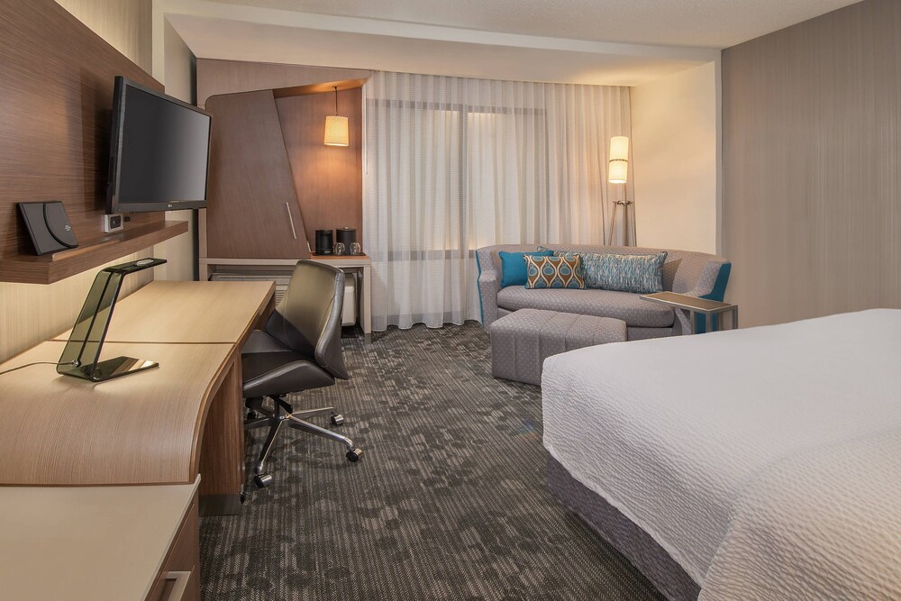 Courtyard by Marriott Petoskey at Victories Square - photo 6