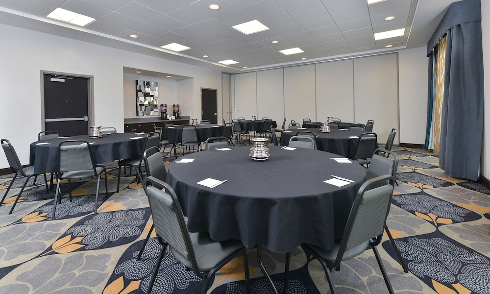 Hampton Inn & Suites Des Moines Downtown - photo 46