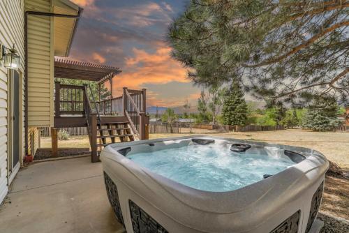 Foxwood Acres Family Home Hot Tub & Mountain Views — 4-Star Luxury Hotel in Colorado Springs, United States