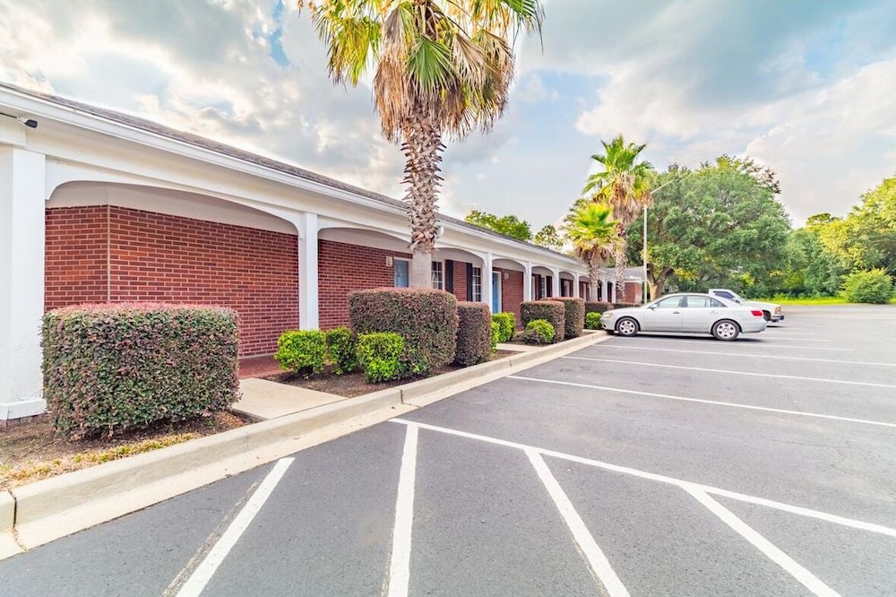 Winton Inn & Suites - photo 22