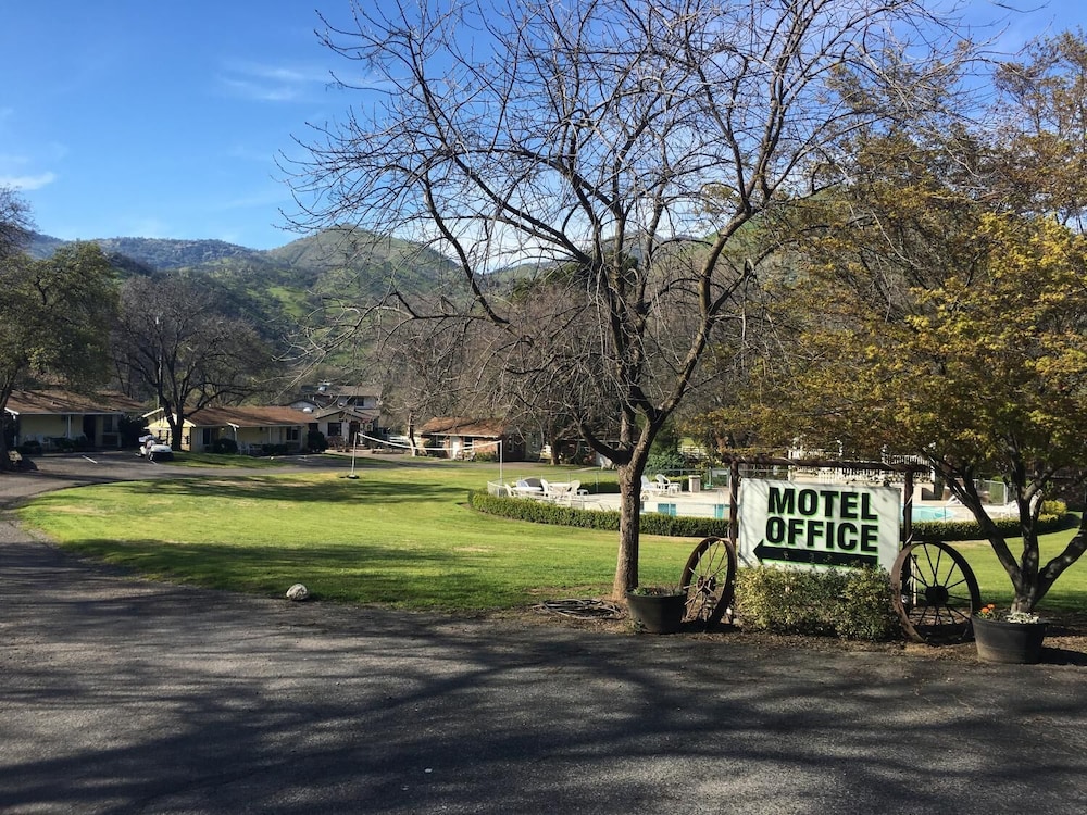 Lazy J Ranch Motel - photo 14