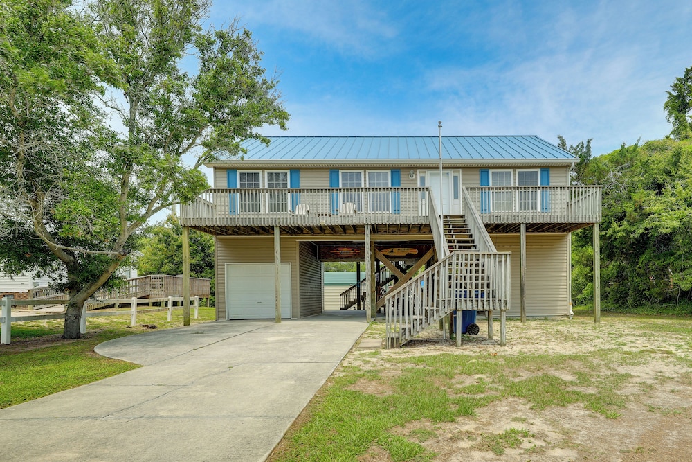 Coastal Emerald Isle Retreat w Deck & Grill — hotel in Emerald Isle