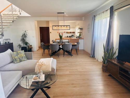 Modern Villa in Grand Bay Short Walk to Beach — 4-Star Luxury Hotel in Grand Baie, Mauritius