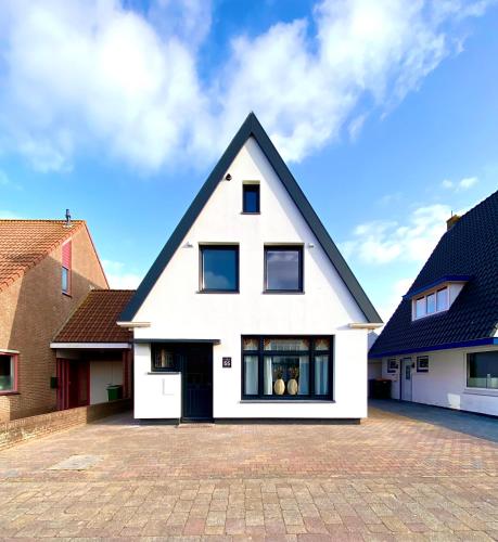 The island life beach house 1 — 4-Star Luxury Hotel in De Koog, Netherlands