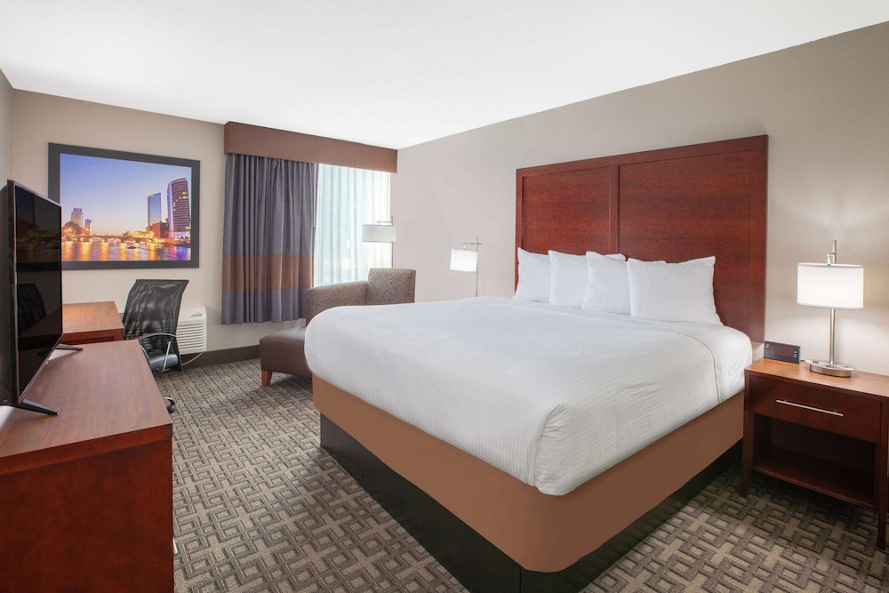 Baymont Inn & Suites Grand Rapids Near Downtown - photo 4