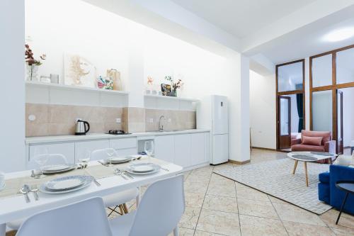 Meidan Bazaar Prime Location Apartment
