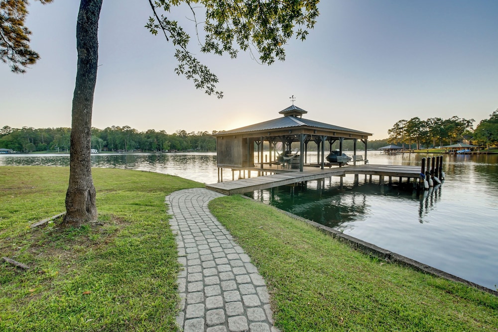 Waterfront Escape w Hot tub & Dock in Eatonton — hotel in Eatonton