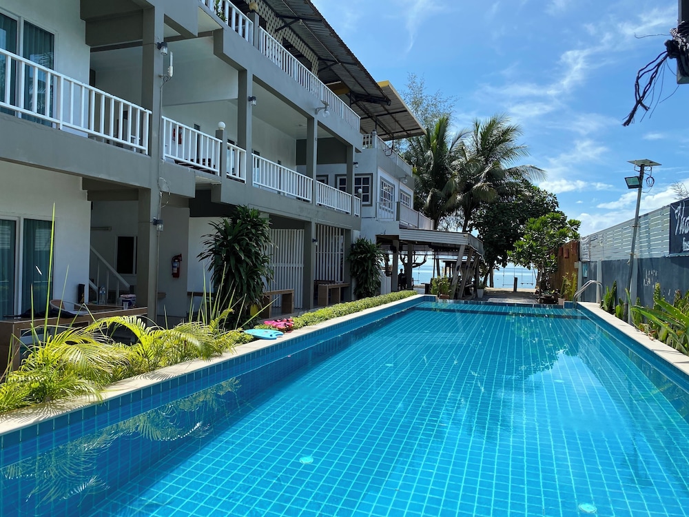 Tharadol Beach Resort — hotel in Tha Sala
