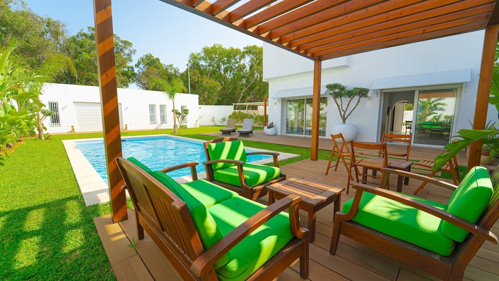 La Marina Secure Seaside With Pool in Al Marsa, Tunisia