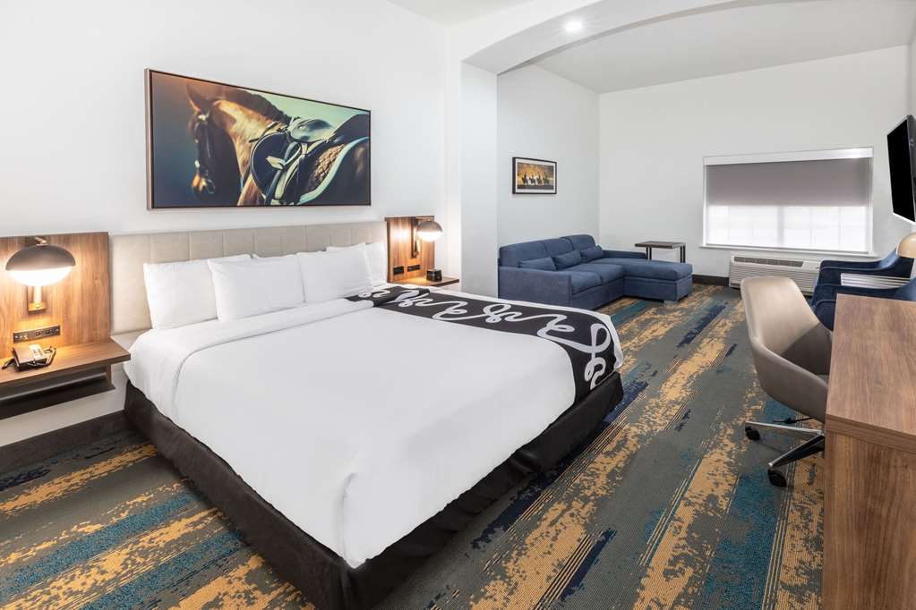 La Quinta Inn & Suites by Wyndham Pharr RGV Medical Center - photo 18