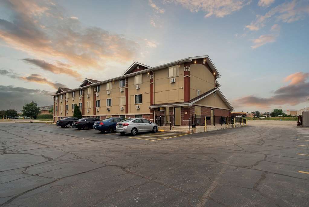 Super 8 by Wyndham Kenosha Pleasant Prairie - photo 3