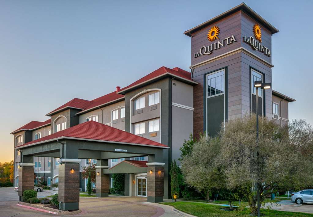 La Quinta Inn & Suites by Wyndham Fort Worth NE Mall - photo 2
