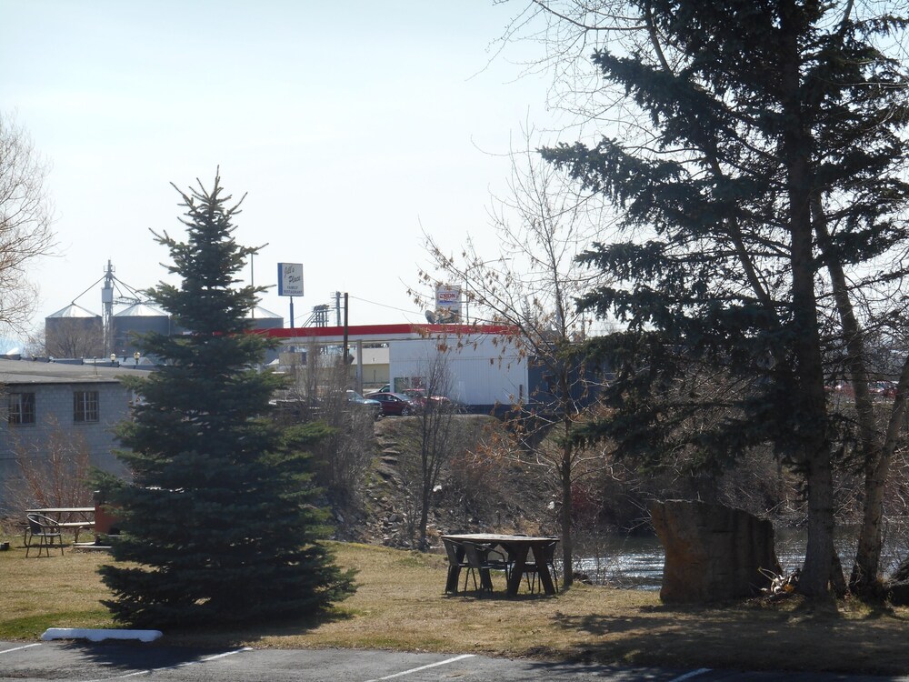 Henry's Fork Inn - photo 10