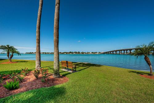 Bahia Vista Sandy Toes Sailboats & Spectacular Sunsets All On Isla in St. Petersburg, United States