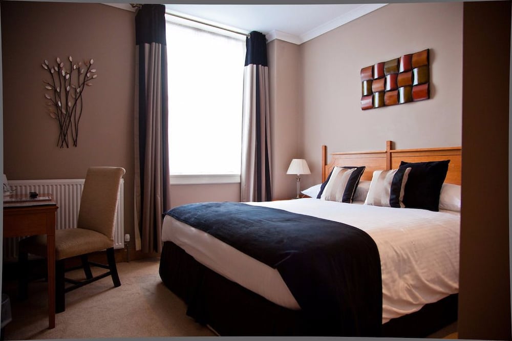 The City Hotel — hotel in Dunfermline