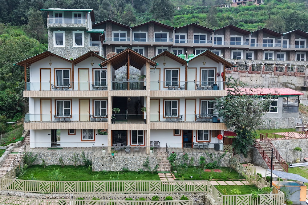 The Hoften Snowia Luxury Stay Near Bhalugarh Waterfall in Dhari, India