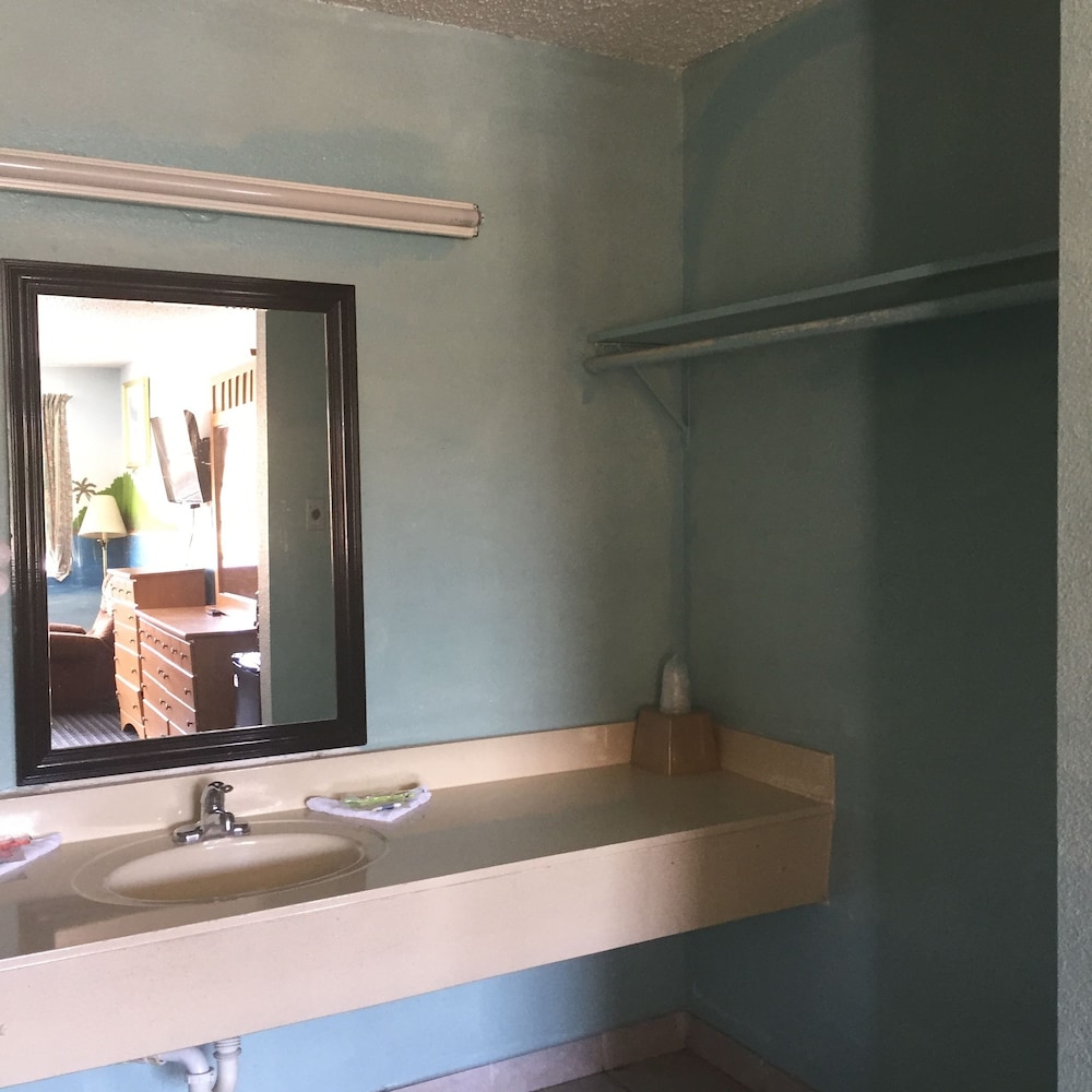 Guest Inn & Suites - photo 20