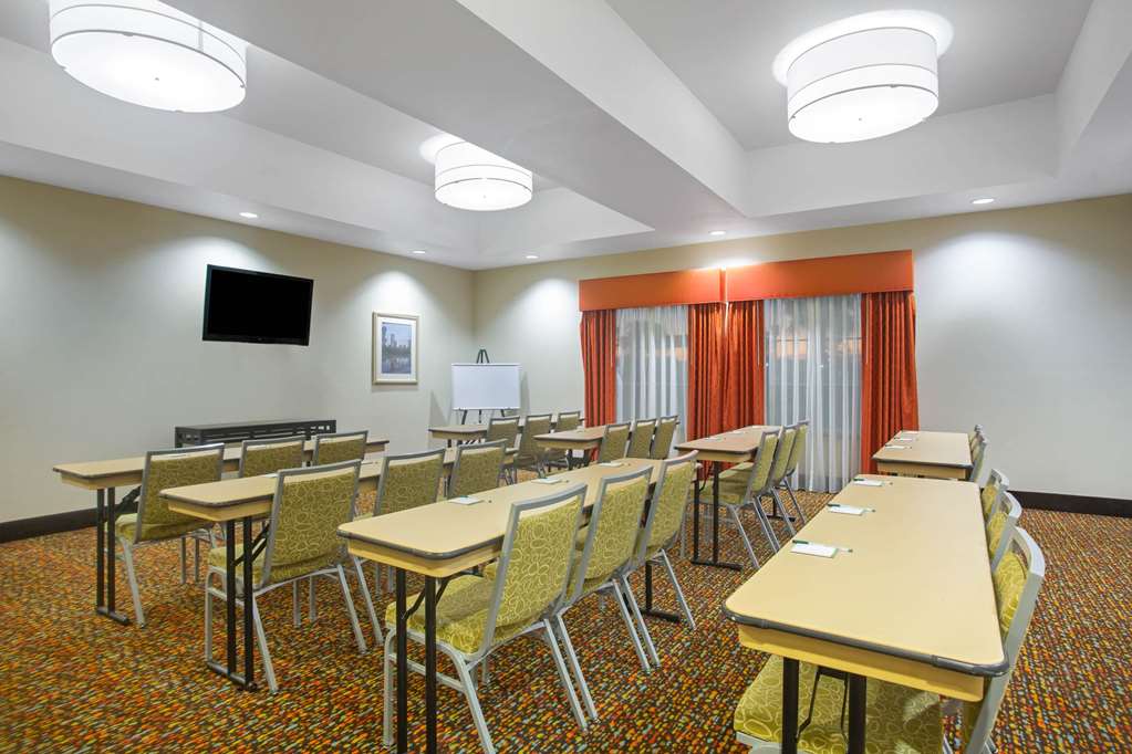 La Quinta Inn & Suites by Wyndham Pearsall - photo 35