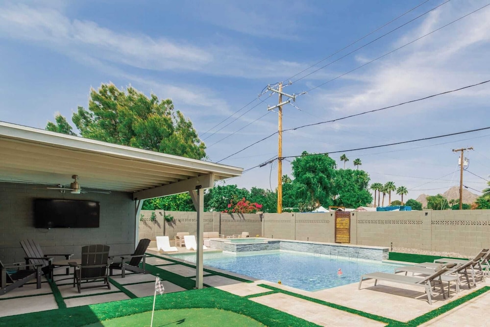 Sunsets on 11th by Avantstay Resort style Pool Hot Tub Game Room - photo 23