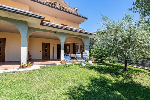 Casa Caterina con giardino — 4-Star Luxury Hotel in Marone, Italy