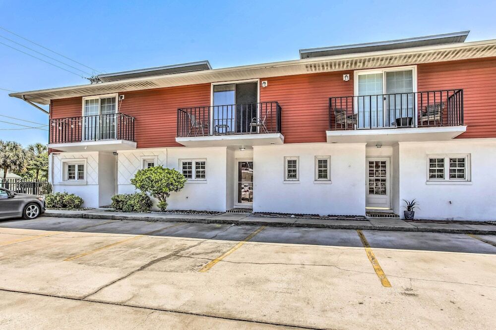 Charming Myrtle Beach Townhome: Walk to Beach — 4-Star Luxury Hotel in Myrtle Beach, United States