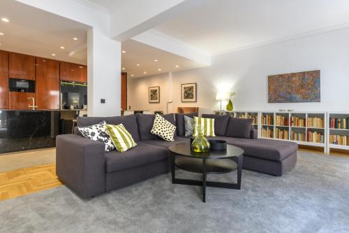 Modern Two Bedroom Apartment In Kolonaki Peridot Homes — 4-Star Luxury Hotel in Athens, Greece