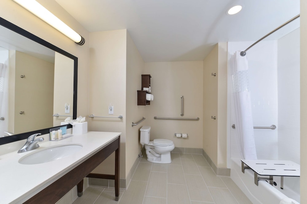 Hampton Inn & Suites Des Moines Downtown - photo 30