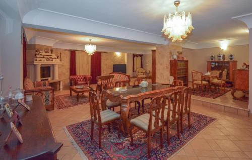 Gorgeous Home In Vittoria — Vittoria — photo 3