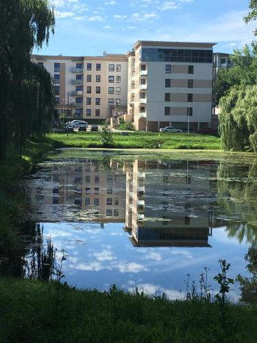 EUROPA22 Apartament z JACUZZI w samym sercu miasta Tomaszów Maz balkon z widokiem na park i fontanny Szybkie zameldowanie od 13 — 4-Star Luxury Hotel in Tomaszow Mazowiecki, Poland