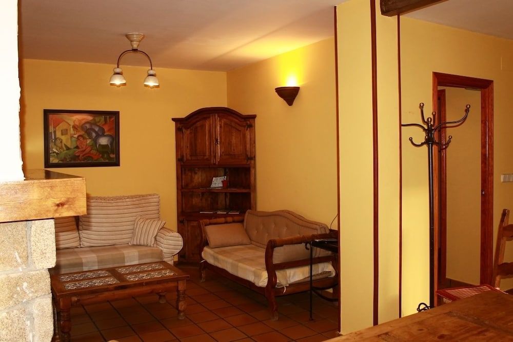 La Casa de la Abuela — 4-Star Luxury Hotel in Casas Del Monte, Spain