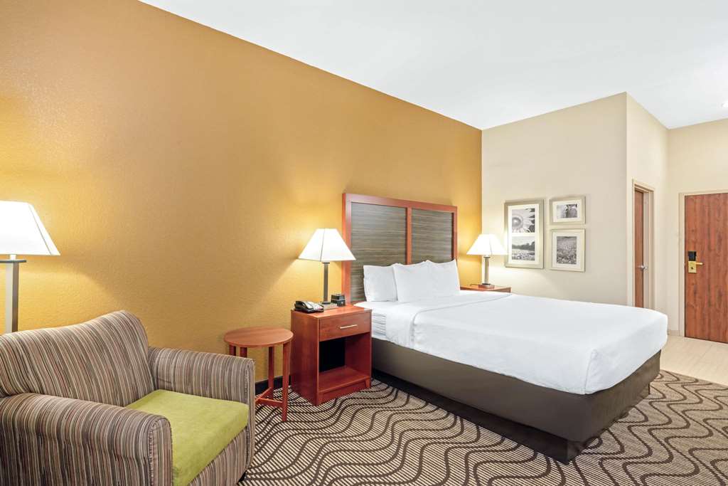 La Quinta Inn & Suites by Wyndham Midwest City Tinker AFB - photo 12
