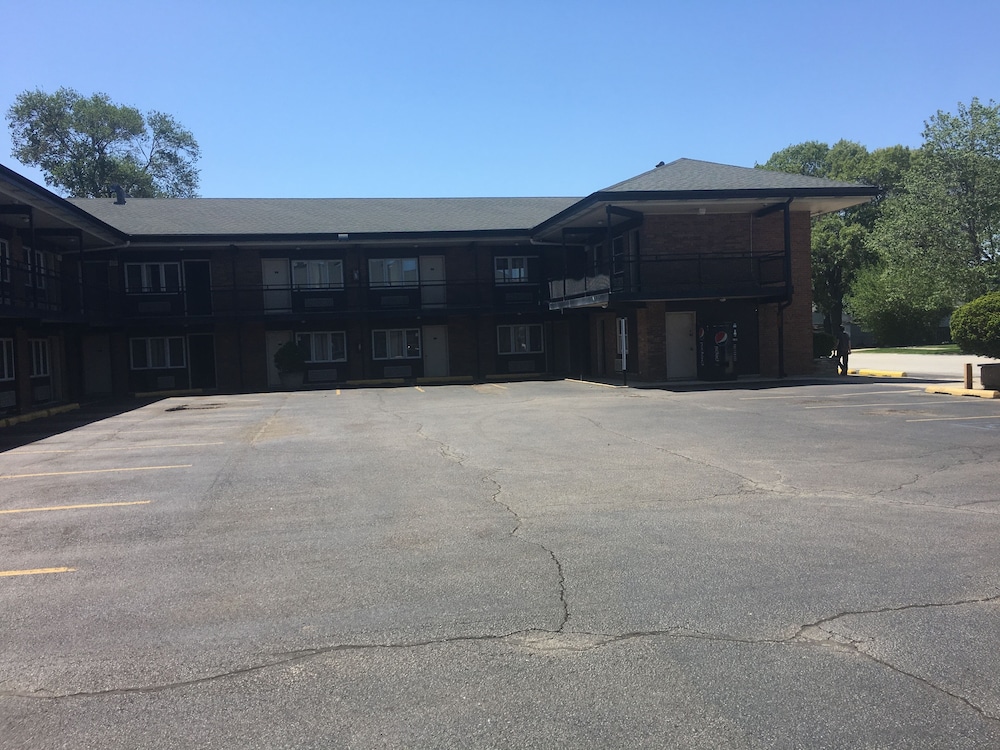 Midway Inn & Suites - photo 18