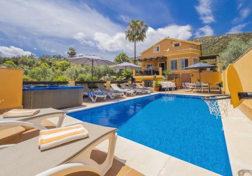 Cubo s La Casa Grande — 4-Star Luxury Hotel in Cartama, Spain