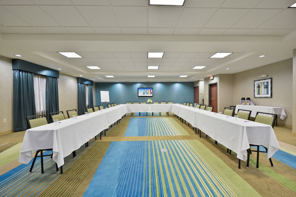 Holiday Inn Express & Suites Forrest City by IHG - photo 21