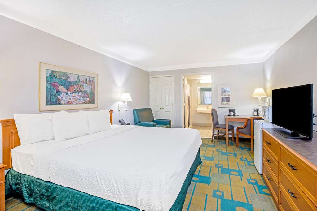 La Quinta Inn by Wyndham El Paso Cielo Vista - photo 20
