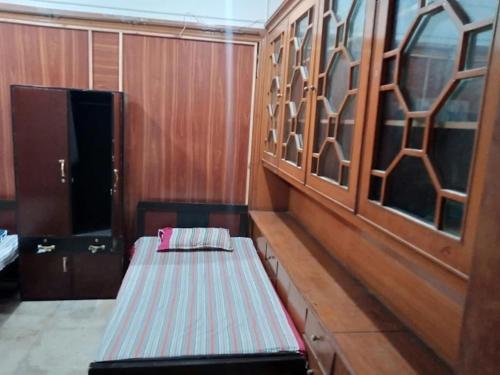Room For Rent - last minute hotel in Unknown City
