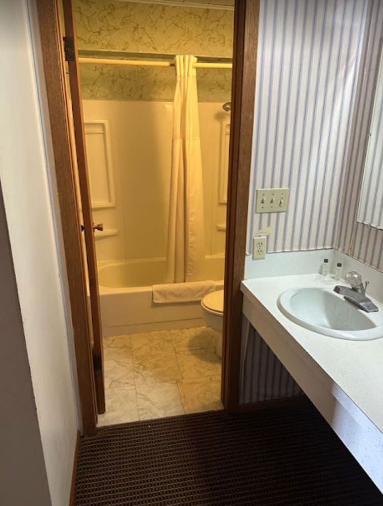 Love Hotels Western Holiday by OYO at Harlan Lake NE - photo 25