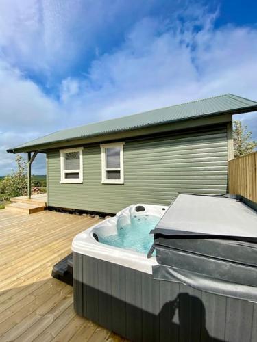 Bright Cabin close to RVK w Hot Tub