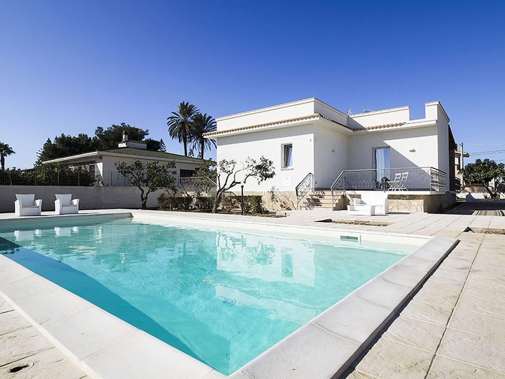 Luxury Villa in Marsala With Pool and Private Garden and Near the Sea — 4-Star Luxury Hotel in Marsala, Italy