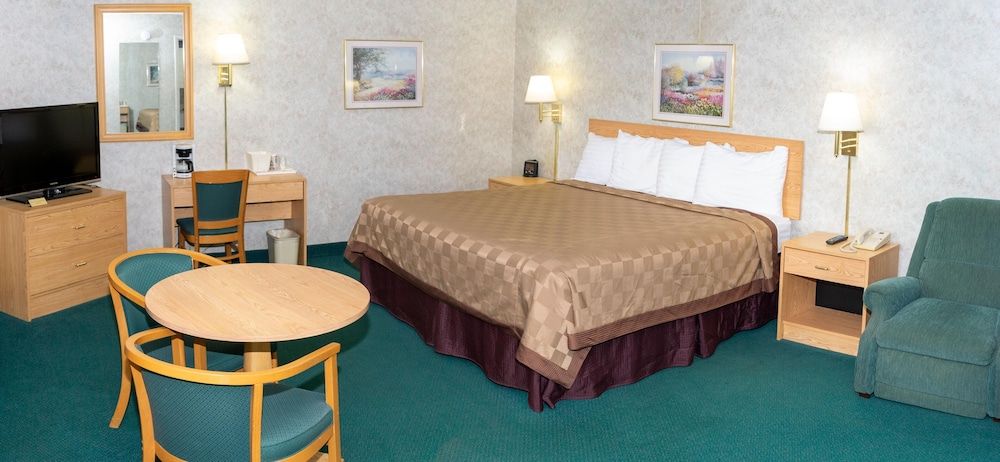 Regency Inn Perrysburg - photo 10