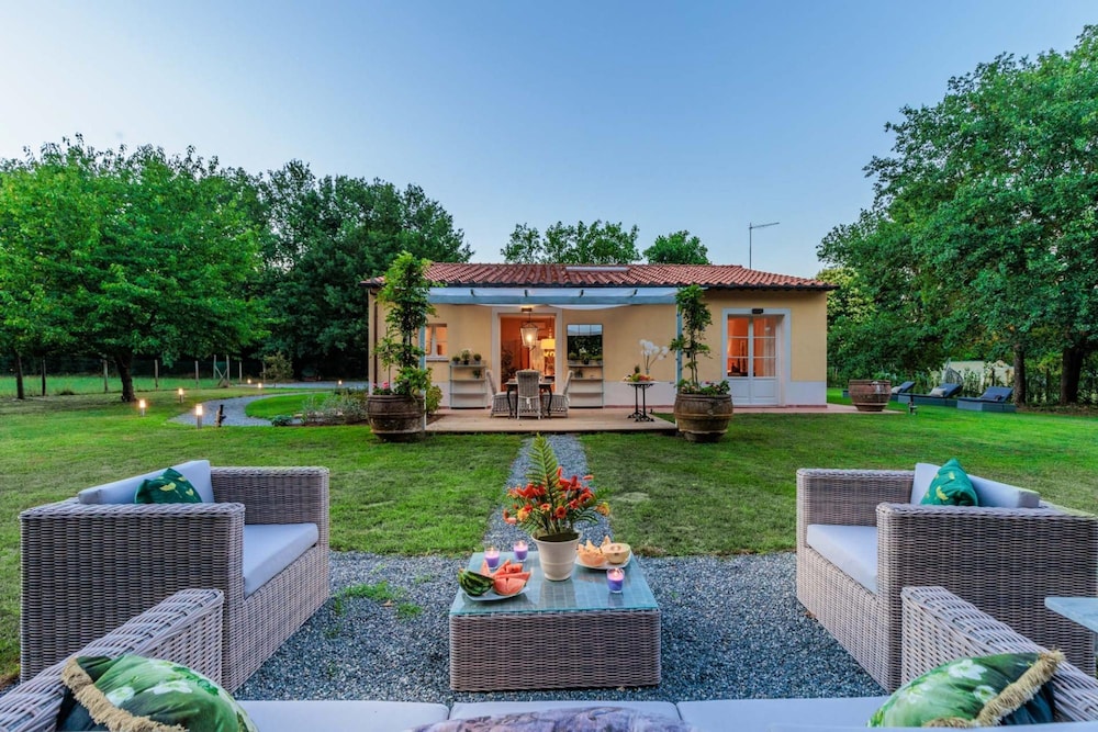 Bassotta Cottage a Charming Fairytale — 4-Star Luxury Hotel in Lucca, Italy